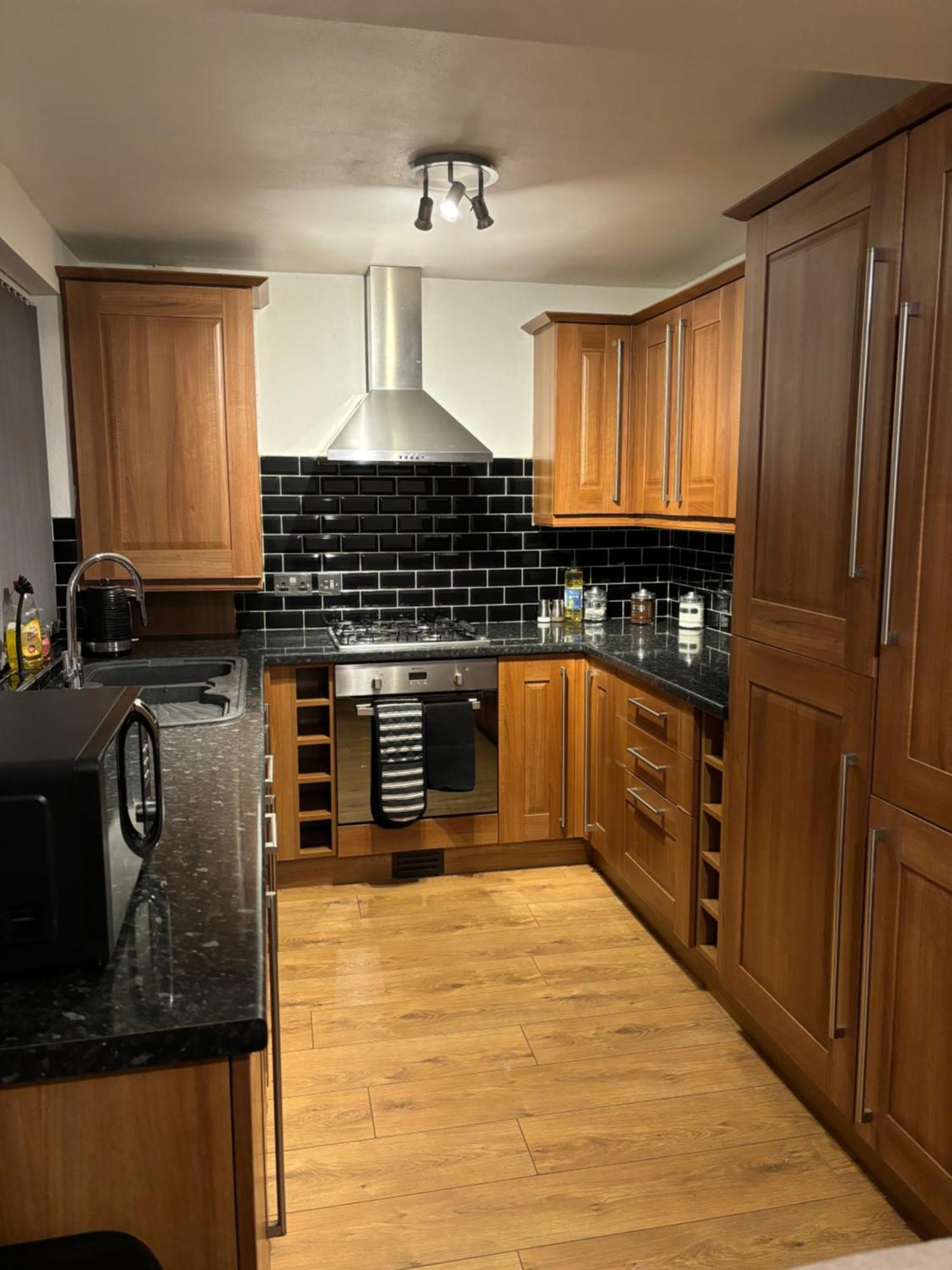 Cozy 3 Bed Home In Halifax With Secure Parking - Long & Short Stays Welcome! Exterior photo